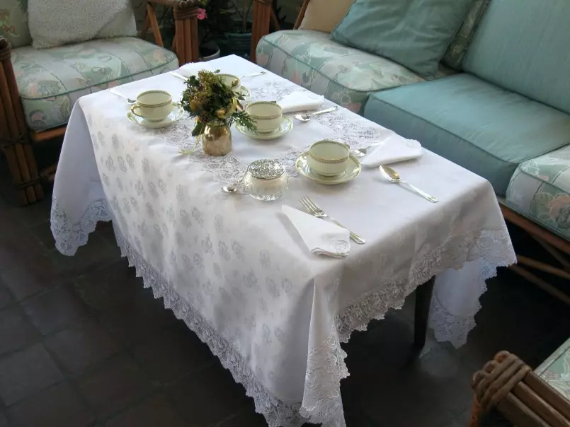 თეთრი tablecloths (35 ფოტო): თოვლი თეთრი tablecloths მაგიდაზე ბამბა და სხვები, შავი და თეთრი და სხვა ლამაზი tablecloths 21608_18