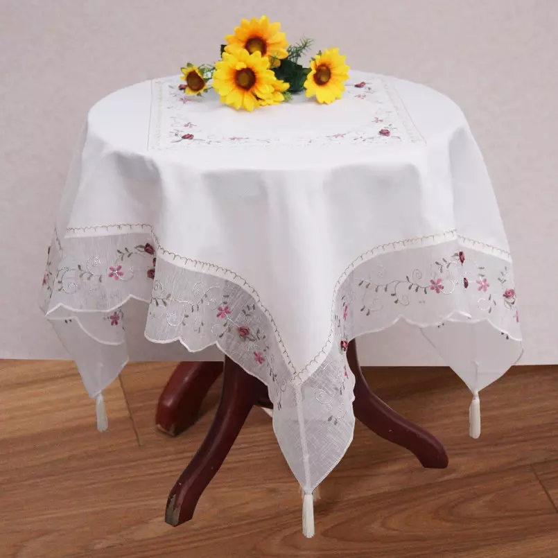 თეთრი tablecloths (35 ფოტო): თოვლი თეთრი tablecloths მაგიდაზე ბამბა და სხვები, შავი და თეთრი და სხვა ლამაზი tablecloths 21608_23