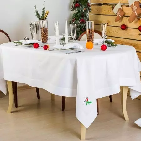 თეთრი tablecloths (35 ფოტო): თოვლი თეთრი tablecloths მაგიდაზე ბამბა და სხვები, შავი და თეთრი და სხვა ლამაზი tablecloths 21608_26