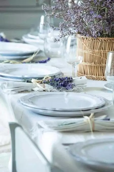 თეთრი tablecloths (35 ფოტო): თოვლი თეთრი tablecloths მაგიდაზე ბამბა და სხვები, შავი და თეთრი და სხვა ლამაზი tablecloths 21608_28