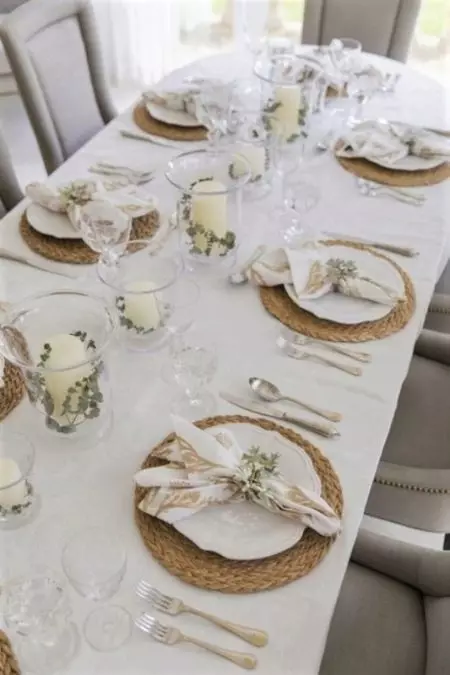თეთრი tablecloths (35 ფოტო): თოვლი თეთრი tablecloths მაგიდაზე ბამბა და სხვები, შავი და თეთრი და სხვა ლამაზი tablecloths 21608_31