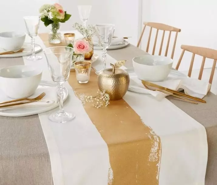 თეთრი tablecloths (35 ფოტო): თოვლი თეთრი tablecloths მაგიდაზე ბამბა და სხვები, შავი და თეთრი და სხვა ლამაზი tablecloths 21608_35