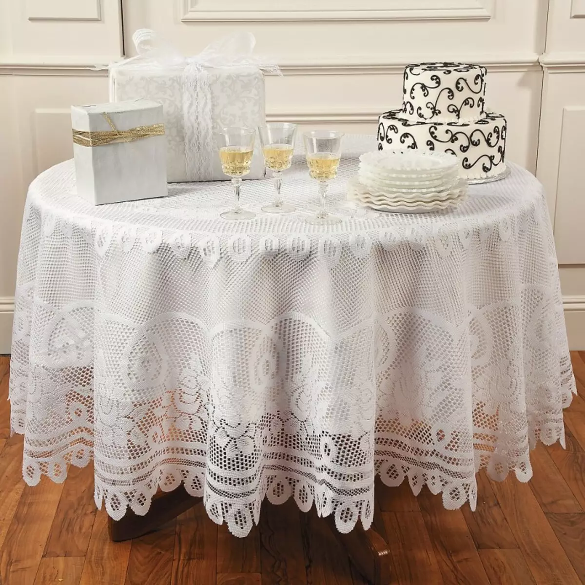 ผ้าปูโต๊ะสีขาว (35 รูป): ผ้าปูโต๊ะสีขาวหิมะบนโต๊ะฝ้ายและอื่น ๆ สีดำและสีขาวและผ้าปูโต๊ะที่สวยงามอื่น ๆ 21608_4