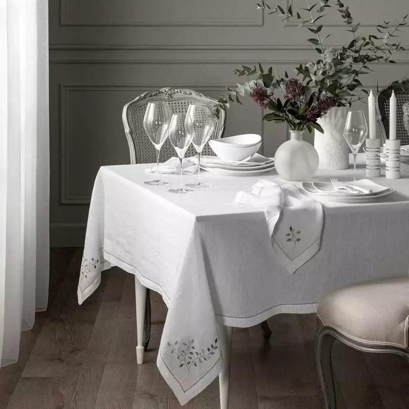 თეთრი tablecloths (35 ფოტო): თოვლი თეთრი tablecloths მაგიდაზე ბამბა და სხვები, შავი და თეთრი და სხვა ლამაზი tablecloths 21608_6