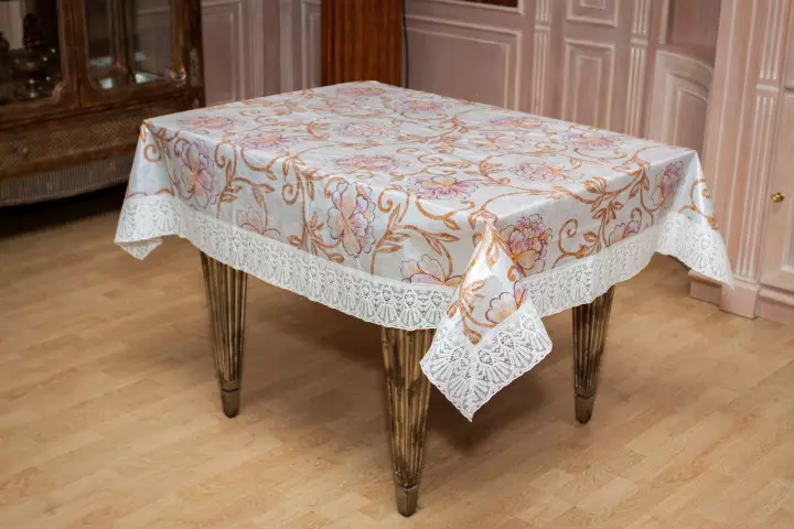 میز پر میڈیا Vinyl میزپوش: گول اور بیضوی. کس طرح باورچی خانے کے لئے tablecloths کے ہموار کرنے کے لئے؟ کھوکھلی اور fliselin اور فلالین بیس، دوسرے پرجاتیوں پر سفید 21612_10