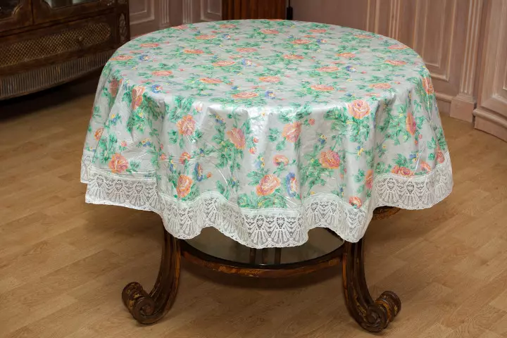 میز پر میڈیا Vinyl میزپوش: گول اور بیضوی. کس طرح باورچی خانے کے لئے tablecloths کے ہموار کرنے کے لئے؟ کھوکھلی اور fliselin اور فلالین بیس، دوسرے پرجاتیوں پر سفید 21612_11