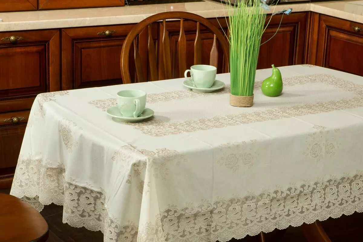 میز پر میڈیا Vinyl میزپوش: گول اور بیضوی. کس طرح باورچی خانے کے لئے tablecloths کے ہموار کرنے کے لئے؟ کھوکھلی اور fliselin اور فلالین بیس، دوسرے پرجاتیوں پر سفید 21612_9