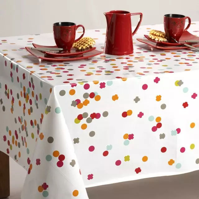 Kleenka sul tavolo (51 foto): Belle tovaglie bianche adesive in un rotolo, sotto l'albero e altri. Cosa fare se la nuova colla odora molto? 21613_10
