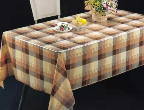 Kleenka na mesa (51 fotos): lindas toalhas de mesa adesivas brancas em um rolo, sob a árvore e outros. O que fazer se a nova cola cheira muito? 21613_15