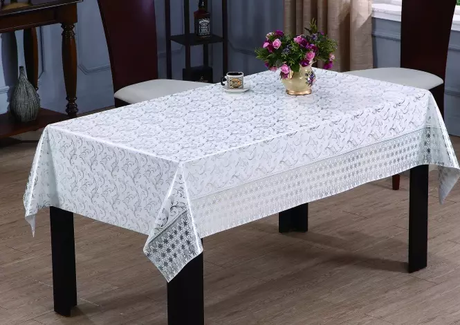 Kleenka在桌子上（51张照片）：美丽的白色粘合剂桌布在卷，在树和其他下。如果新的胶水非常闻到什么？ 21613_24