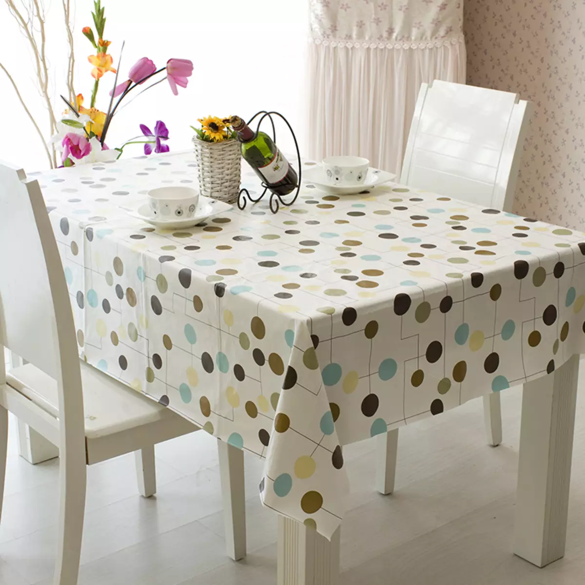 Kleenka在桌子上（51张照片）：美丽的白色粘合剂桌布在卷，在树和其他下。如果新的胶水非常闻到什么？ 21613_3