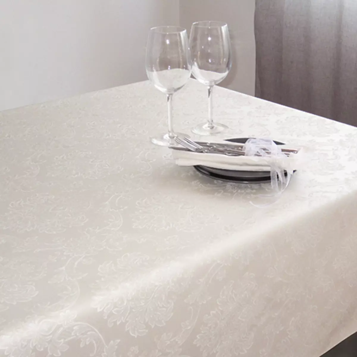 Kleenka在桌子上（51张照片）：美丽的白色粘合剂桌布在卷，在树和其他下。如果新的胶水非常闻到什么？ 21613_33