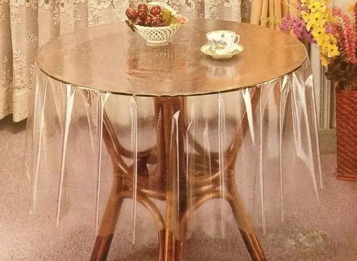 Masada Kleenka (51 fotoğraf): Bir rulo, ağacın altında ve diğerlerinin altında güzel beyaz yapışkan masa örtüleri. Yeni yapıştırıcı çok kokuyorsa ne yapmalı? 21613_45