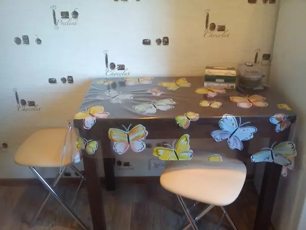 Kleenka na mesa (51 fotos): lindas toalhas de mesa adesivas brancas em um rolo, sob a árvore e outros. O que fazer se a nova cola cheira muito? 21613_7