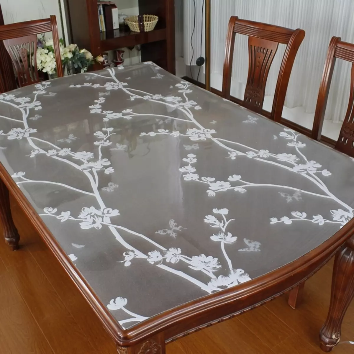 Kleenka على الطاولة (51 صور): جميلة مفارش المائدة لاصقة بيضاء في لفافة، وتحت شجرة وغيرها. ماذا تفعل إذا الغراء الجديد الروائح كثيرا؟ 21613_9