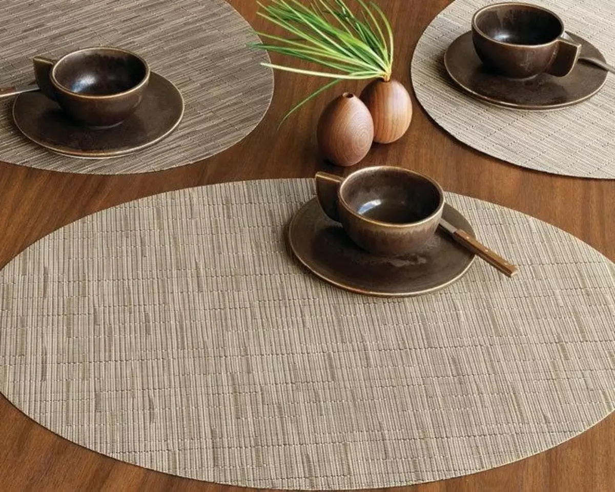 Servetėlės ​​ant stalo: Apvalus tarnauja servetėlės ​​ir aikštėje, vytelių ir bambuko pakaitos plastikinius servetėlės ​​po karštu kitų variantų 21623_15
