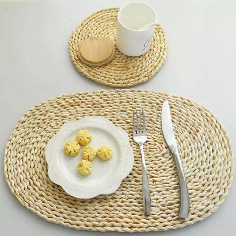 Servetėlės ​​ant stalo: Apvalus tarnauja servetėlės ​​ir aikštėje, vytelių ir bambuko pakaitos plastikinius servetėlės ​​po karštu kitų variantų 21623_23