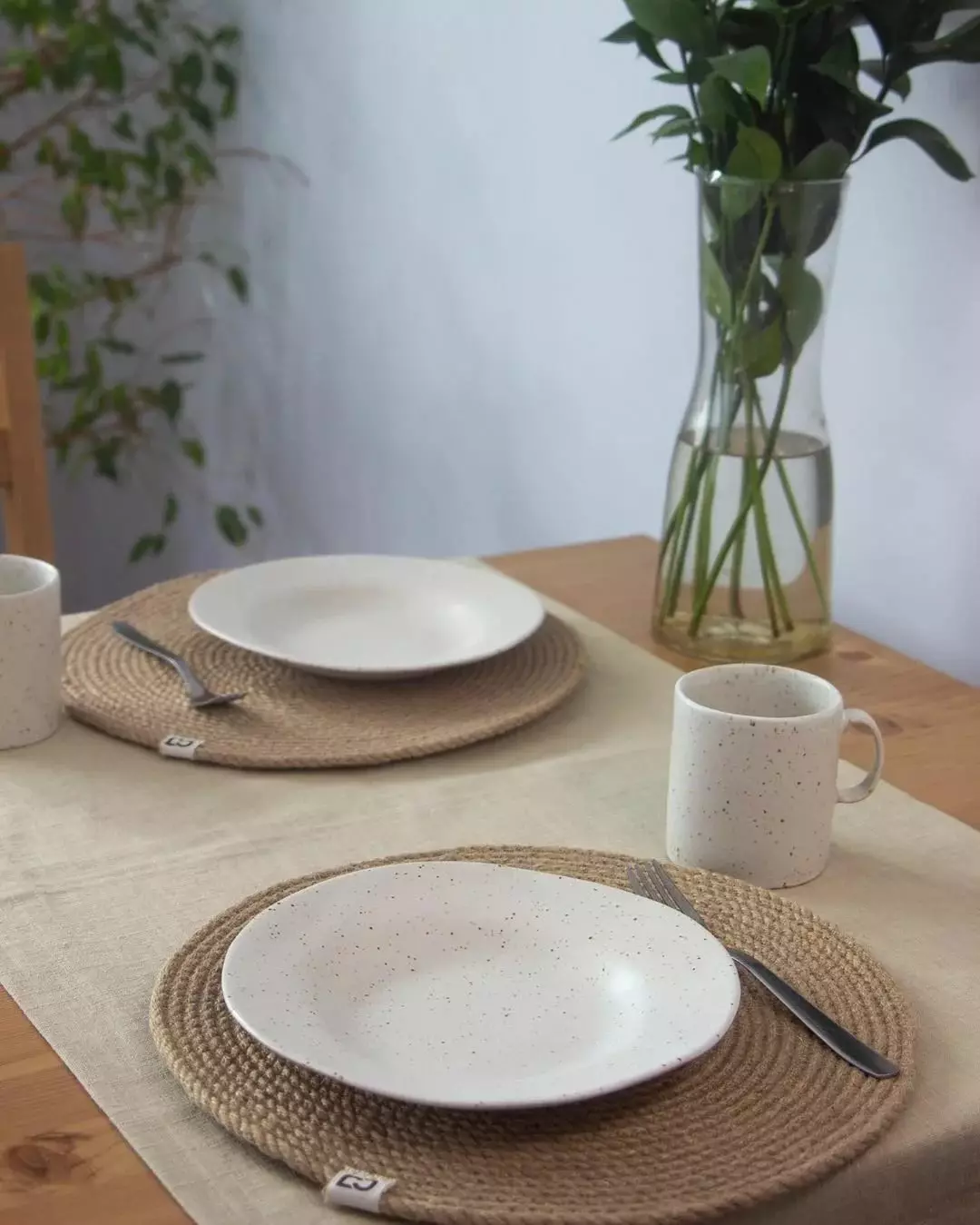 Servetėlės ​​ant stalo: Apvalus tarnauja servetėlės ​​ir aikštėje, vytelių ir bambuko pakaitos plastikinius servetėlės ​​po karštu kitų variantų 21623_28