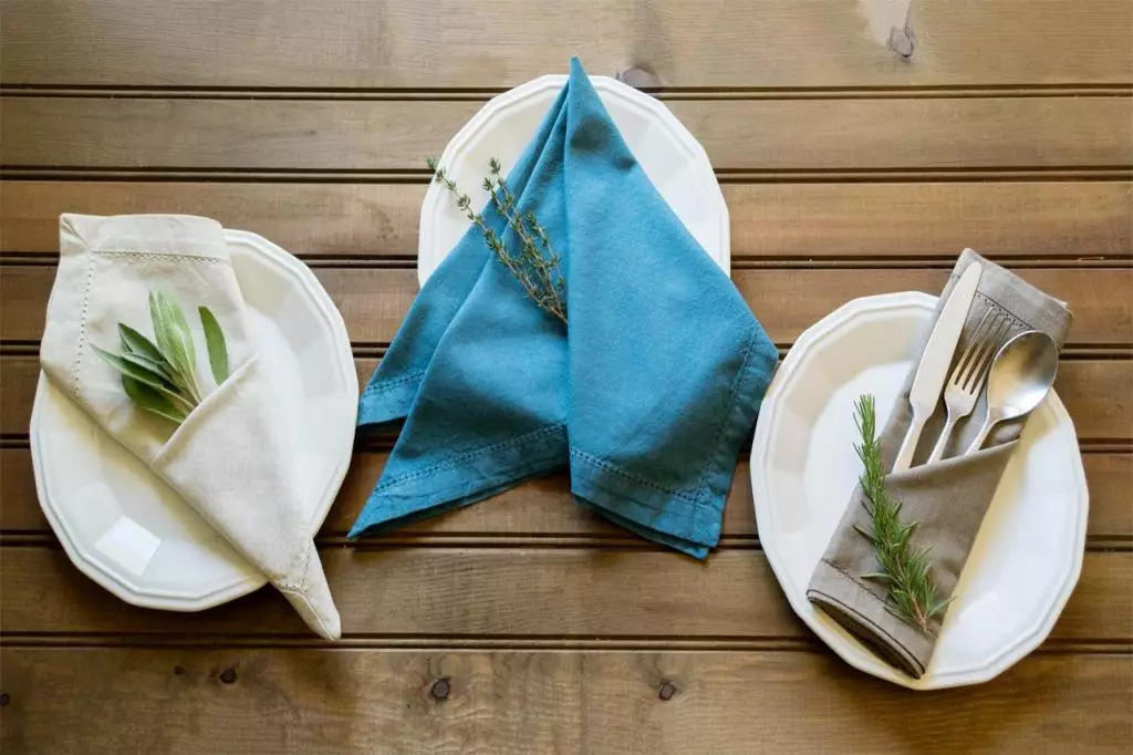 Servetėlės ​​ant stalo: Apvalus tarnauja servetėlės ​​ir aikštėje, vytelių ir bambuko pakaitos plastikinius servetėlės ​​po karštu kitų variantų 21623_37