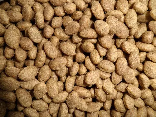 Alimentar Avanç: La composició de l'alimentació seca, el productor de país i les característiques. Aliments per a gats esterilitzats, mini adults per a gossos i altres. Referentacions 21638_5