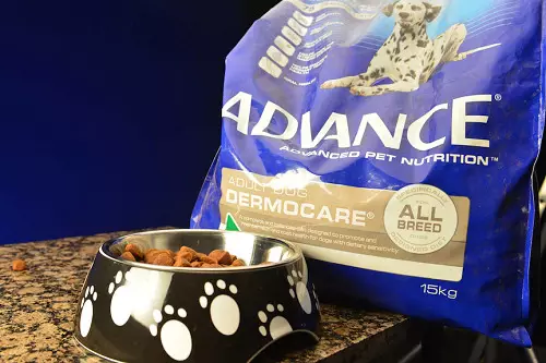 Feed Advance: Kuru yem bileşimi, ülke üreticisi ve özellikleri. Sterillenmiş kediler, köpekler ve diğerleri için mini yetişkinler için besleyin. Yorumlar 21638_7