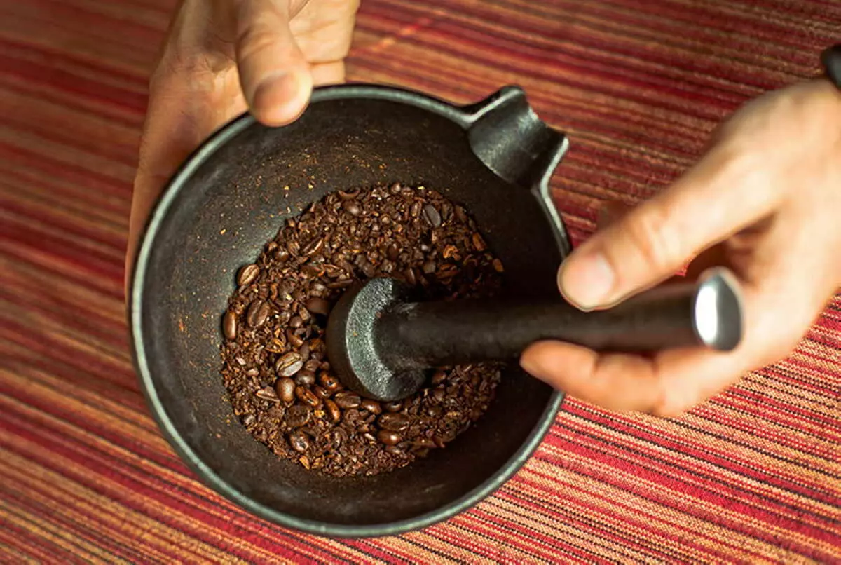 Čo je lepšie: Turk alebo Geyser Coffee Maker? Pros a nevýhody používania gejzírových kávovarov a Turkov na výrobu kávy 21649_10
