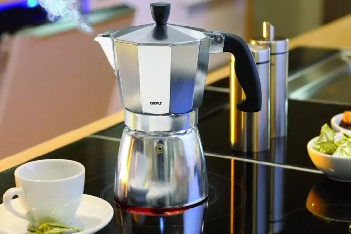 तुर्क या गरम पानी का झरना कॉफी बनाने की मशीन: बेहतर क्या है? पेशेवरों और कॉफी बनाने के लिए गीजर कॉफी निर्माताओं और तुर्क के उपयोग की विपक्ष 21649_12