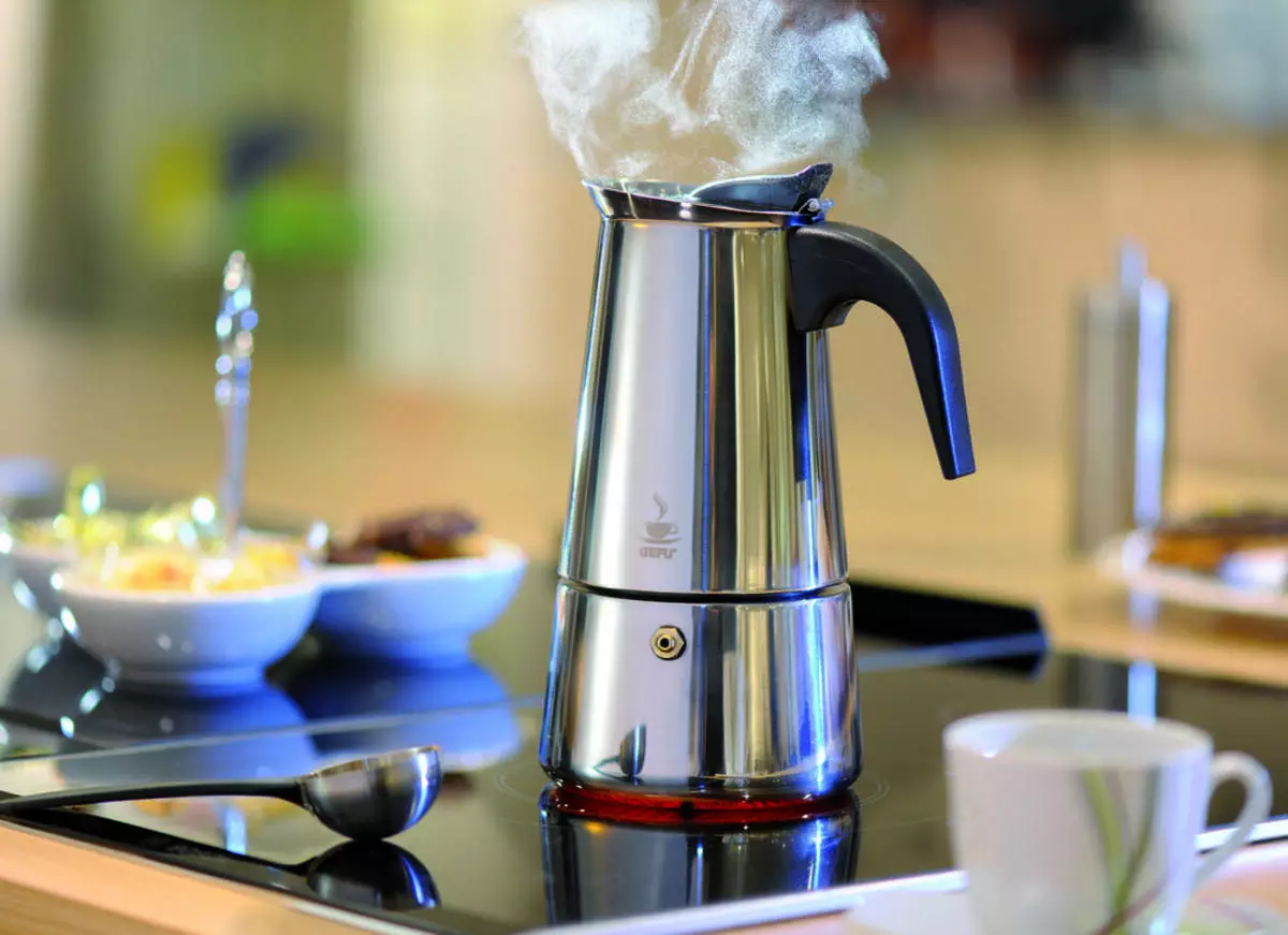 Čo je lepšie: Turk alebo Geyser Coffee Maker? Pros a nevýhody používania gejzírových kávovarov a Turkov na výrobu kávy 21649_7