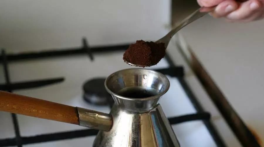 O que é melhor: Turk ou Geyser Cafeteira? Prós e contras do uso de fabricantes de café geyser e turcos para fazer café 21649_8