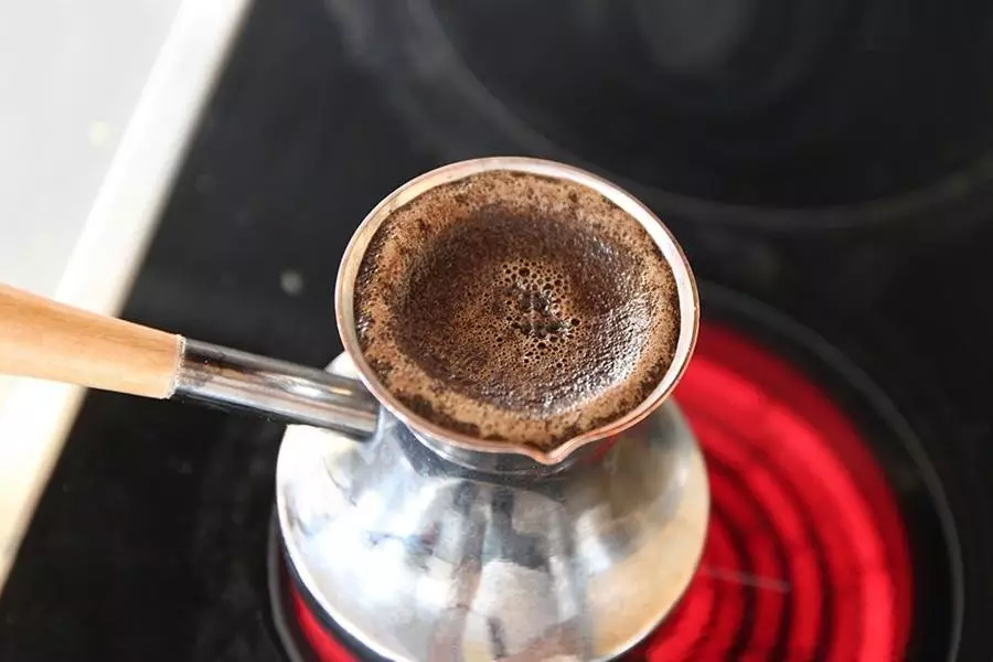 Ce este mai bine: filtru de cafea Turk sau Geyser? Argumente pro și contra de folosirea producătorilor de cafea de geyser și turci pentru a face cafea 21649_9