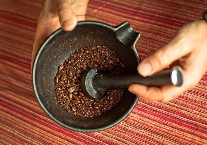 Turk de ceràmica: com utilitzar plats per al cafè de la ceràmica? Comparació d'argila i turcs de coure. És millor fer productes d'argila que la porcellana? 21650_12