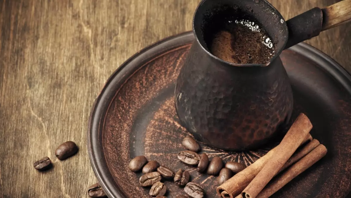 Turk de ceràmica: com utilitzar plats per al cafè de la ceràmica? Comparació d'argila i turcs de coure. És millor fer productes d'argila que la porcellana? 21650_13