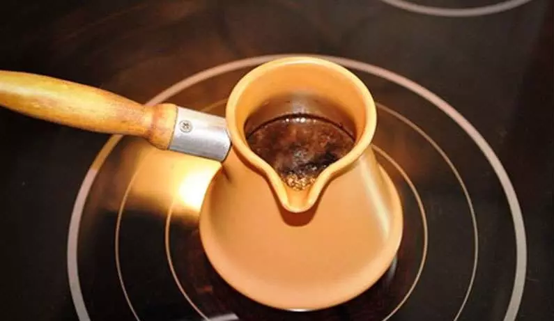Turk in ceramica: come usare i piatti per il caffè dalla ceramica? Confronto tra argilla e turchi di rame. È meglio fare prodotti da argilla rispetto alla porcellana? 21650_21