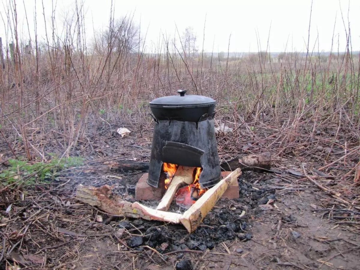 Kazan (23 fotoğraf) altında durun: Bir ateş ve gaz sobası için bir kazan için tripod ve tutucu nasıl seçilir? 21656_10
