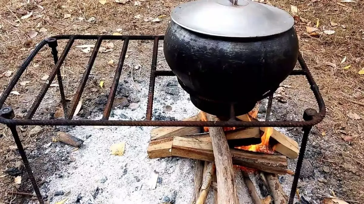 Nangtung handapeun Kazan (23 Poto): Kumaha milih tripod sareng wadah kanggo cauldron pikeun seuneu sareng kompor gas? 21656_7