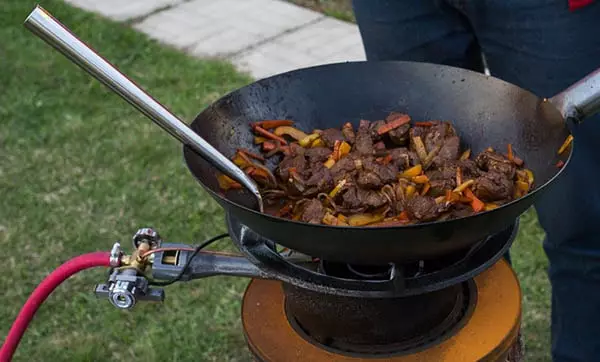 Assiette pour Kazan: Quelle ardoise est préférable de choisir: fonte avec des bagues amovibles ou une cuisinière électrique? 21667_11