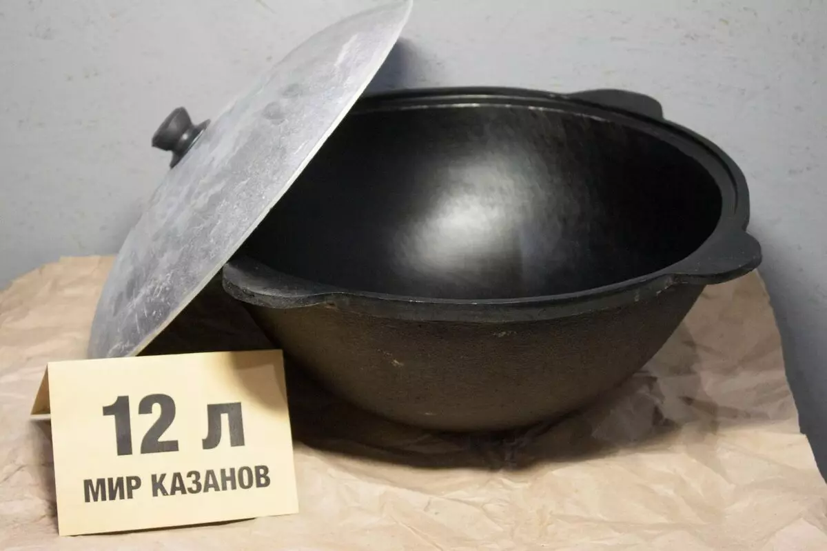 Gietijzer betrapt (30 foto's): Modellen met deksel en fornuis voor 8, 12 en 16 liter, kenmerken van Casans van Oezbekistan. Hoe voorbereid je op het eerste gebruik? 21668_11