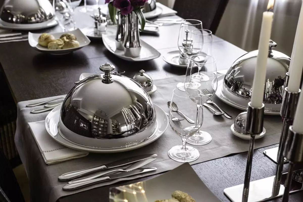 Plošče s pokrovom: kovinski Cloce na stojalu za vroče jedi, prozorna steklena fižol in druge vrste jedi 21675_3