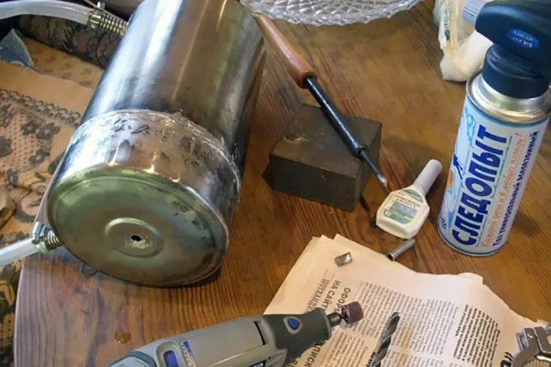 魔法瓶を修正するには？金属フラスコの修理は、自宅で自分の手でステンレス鋼製。ボタンでカバーを修復するには？何魔法瓶の保温を停止した場合は？ 21699_19