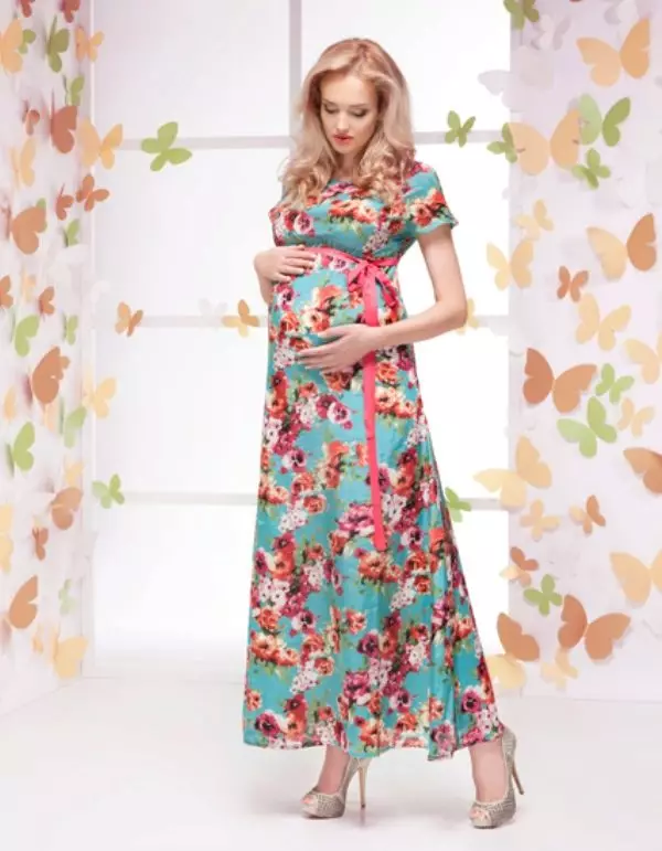Farebné pružinové šaty pre tehotné ženy