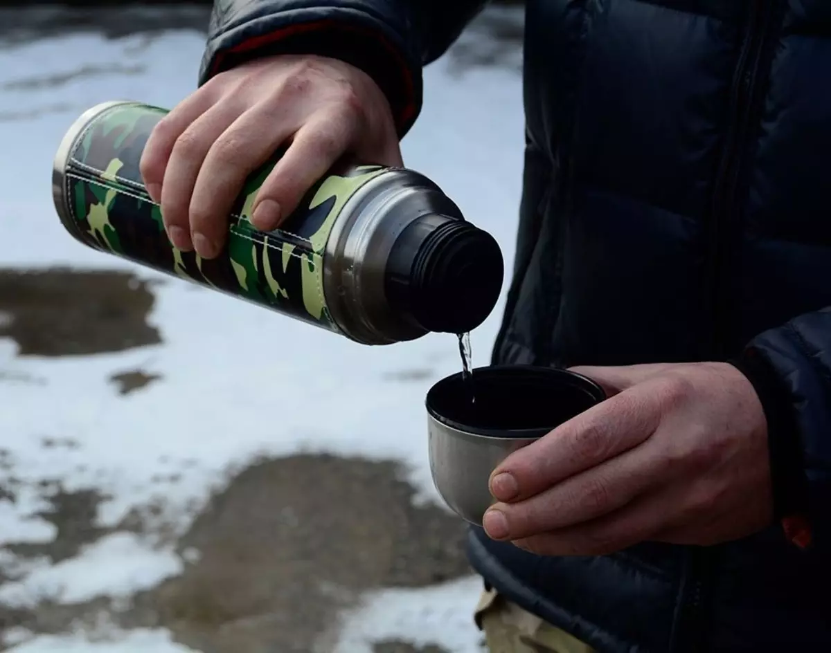 De thermos houdt geen warmte vast: hoe de metalen thermos te repareren als hij met het bijhouden van de temperatuur en opwarmt? Wat is de reden? 21702_3