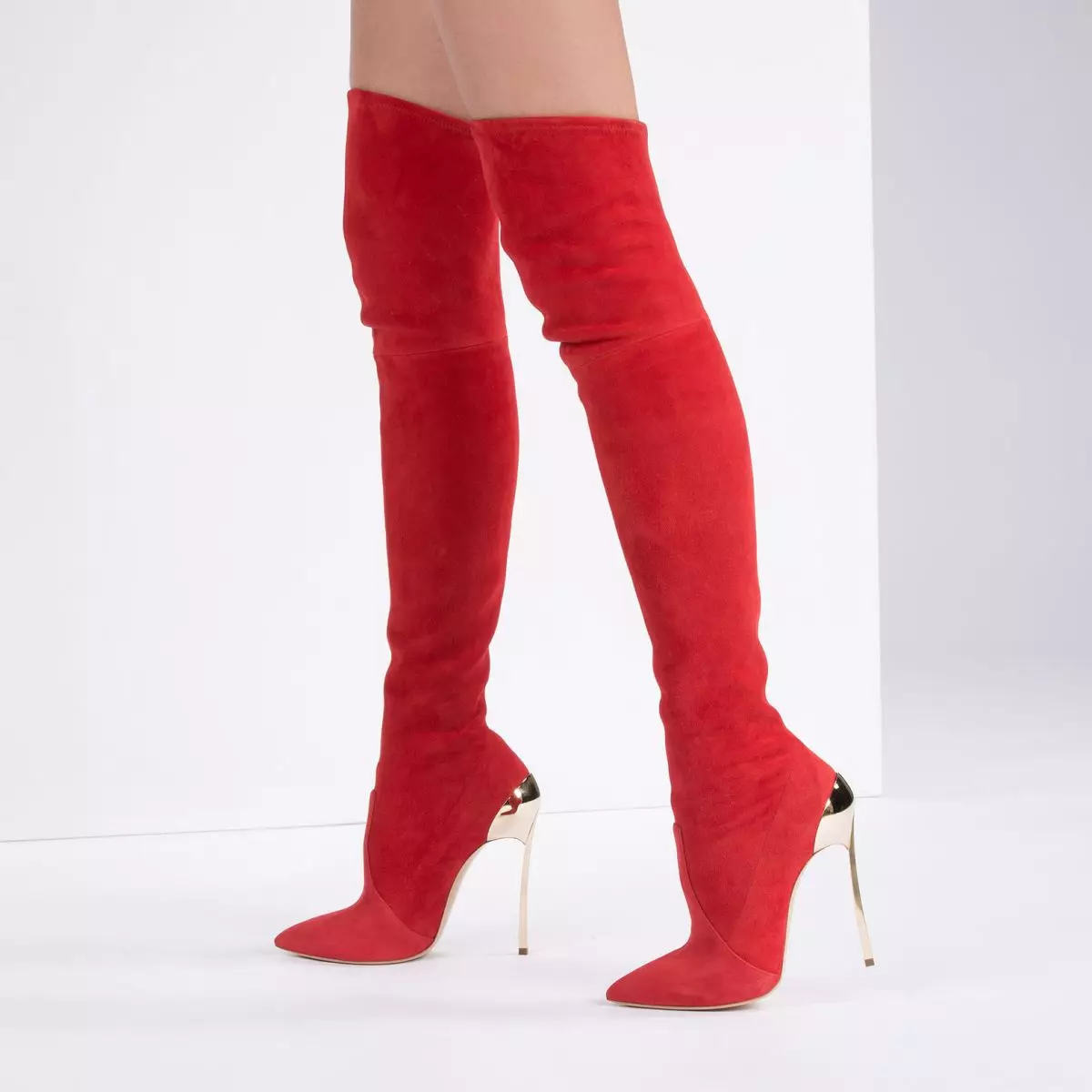 Червоні чоботи (70 фото): з чим носити жіночі зимові моделі, поєднуємо червоні лакові чоботи і синє плаття 2170_23