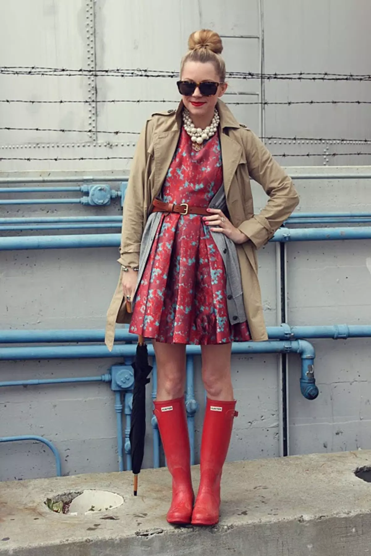 Røde støvler (70 bilder): Hva å bære kvinners vintermodeller, kombinere Red Lacquer Boots og en blå kjole 2170_31