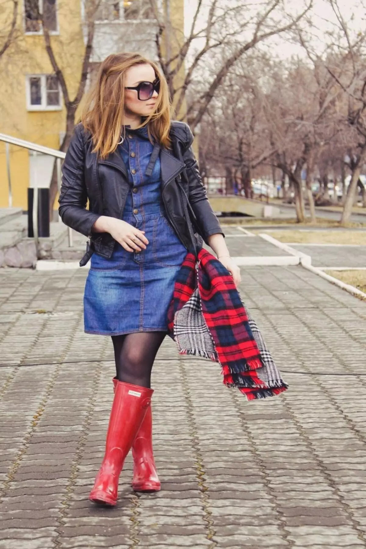Bottes rouges (70 photos): quoi porter des modèles d'hiver pour femmes, combinez des bottes de laque rouge et une robe bleue 2170_34