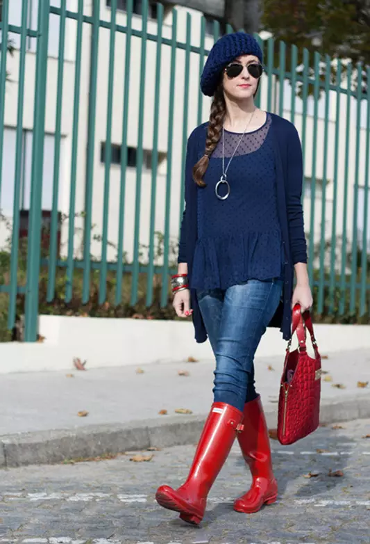 รองเท้าบูทสีแดง (70 ภาพ): สิ่งที่สวมใส่รุ่นฤดูหนาวของผู้หญิงรวมรองเท้าแลคเกอร์สีแดงและชุดสีน้ำเงิน 2170_35