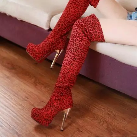 Червоні чоботи (70 фото): з чим носити жіночі зимові моделі, поєднуємо червоні лакові чоботи і синє плаття 2170_36