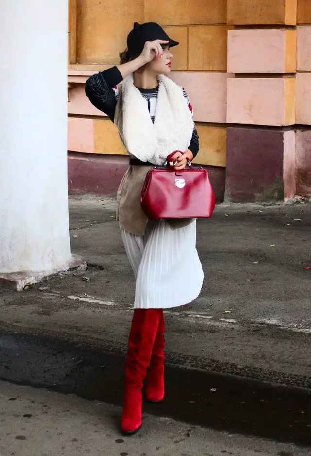 Bottes rouges (70 photos): quoi porter des modèles d'hiver pour femmes, combinez des bottes de laque rouge et une robe bleue 2170_38
