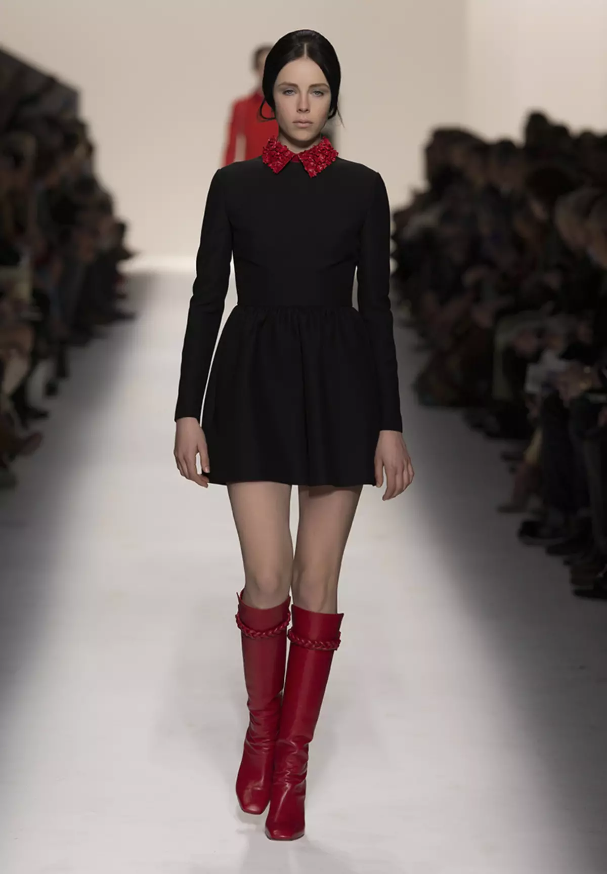 Червоні чоботи (70 фото): з чим носити жіночі зимові моделі, поєднуємо червоні лакові чоботи і синє плаття 2170_40