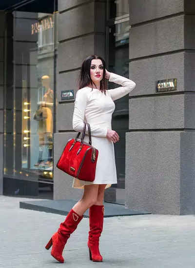 Bottes rouges (70 photos): quoi porter des modèles d'hiver pour femmes, combinez des bottes de laque rouge et une robe bleue 2170_42