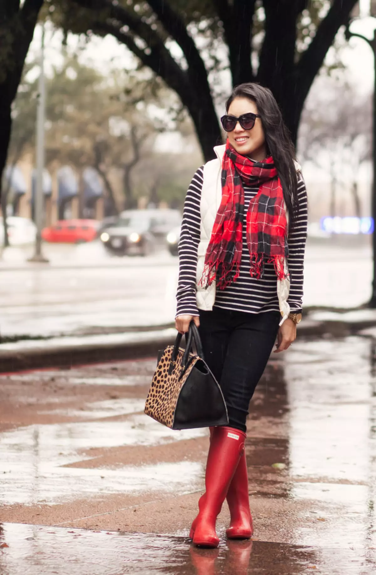 Røde støvler (70 bilder): Hva å bære kvinners vintermodeller, kombinere Red Lacquer Boots og en blå kjole 2170_6